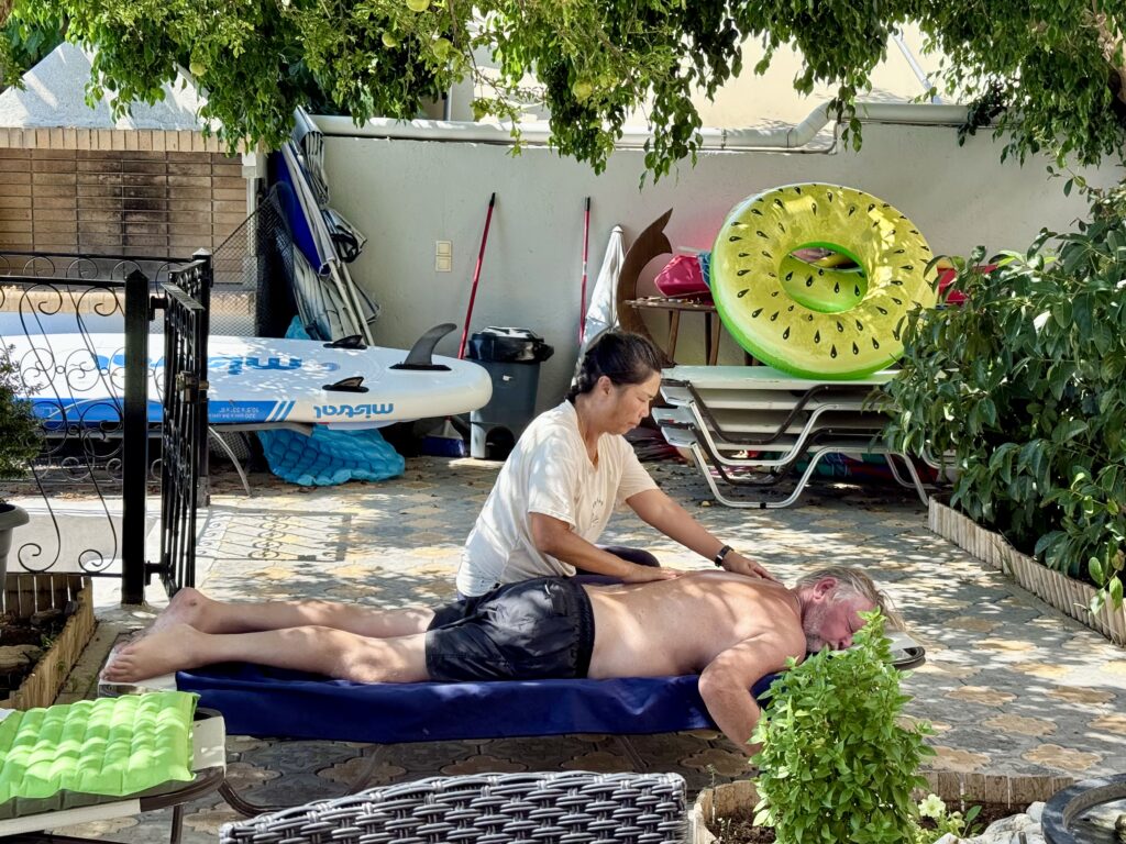 Allan får massage